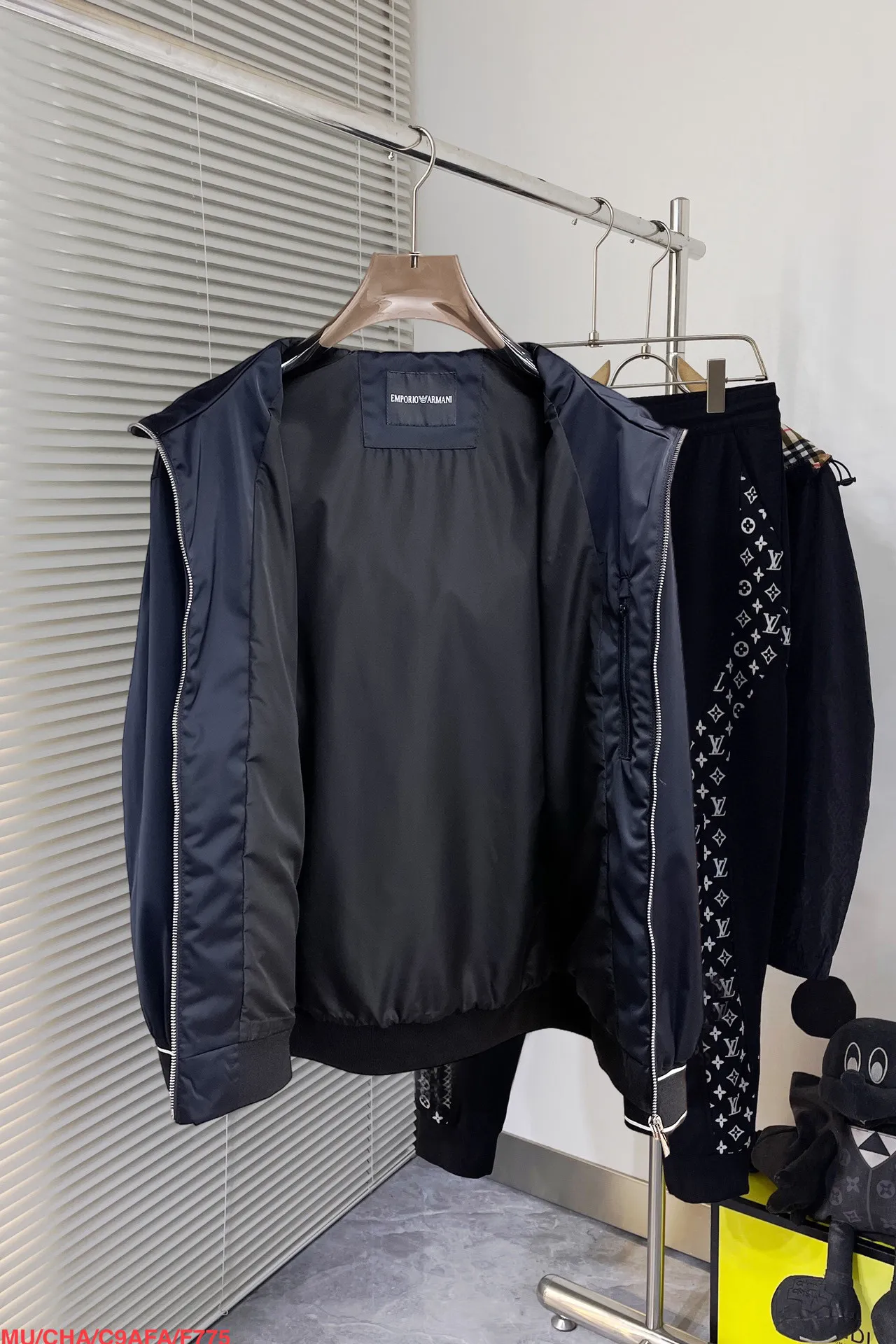 Armani official website Same Style, complete with three labels, on sale in advance. 2026 Autumn and Winter New Arrival men's jacket, Original with complete three labels, Premium version. Custom-made fabrics at the counter. Breathable, high comfort, impeccable details, brand element design concept, reflecting high quality. It feels delicate and soft, presents a casual cut, and has a great upper body shape. Sizes: M～3XL,